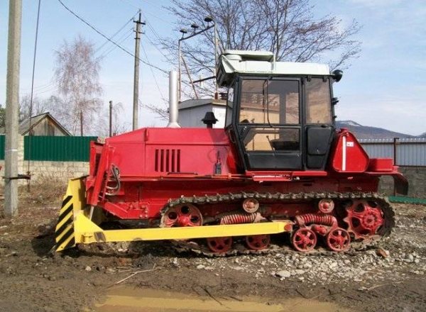Engine, transmission and characteristics of the VT-100 crawler tractor