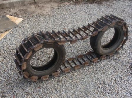 The caterpillar attachment to the walk-behind tractor is made of belts and chains