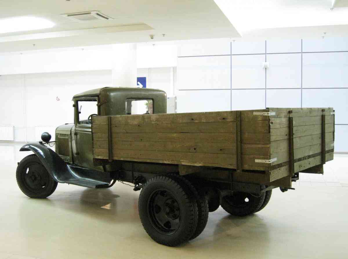 The truck received the name “lorry” because of its carrying capacity, which was 1.5 tons.