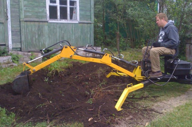 Trailed mini-excavator J8 (Armsteel)