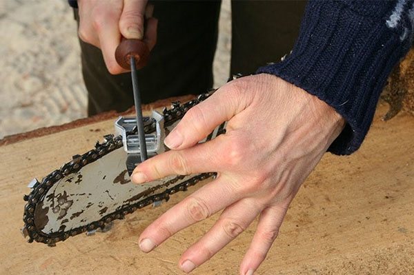 Manual sharpening of a chainsaw chain