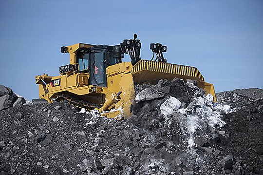 Vibration and noise levels in the Caterpillar D9R cab are reduced to 84 dB