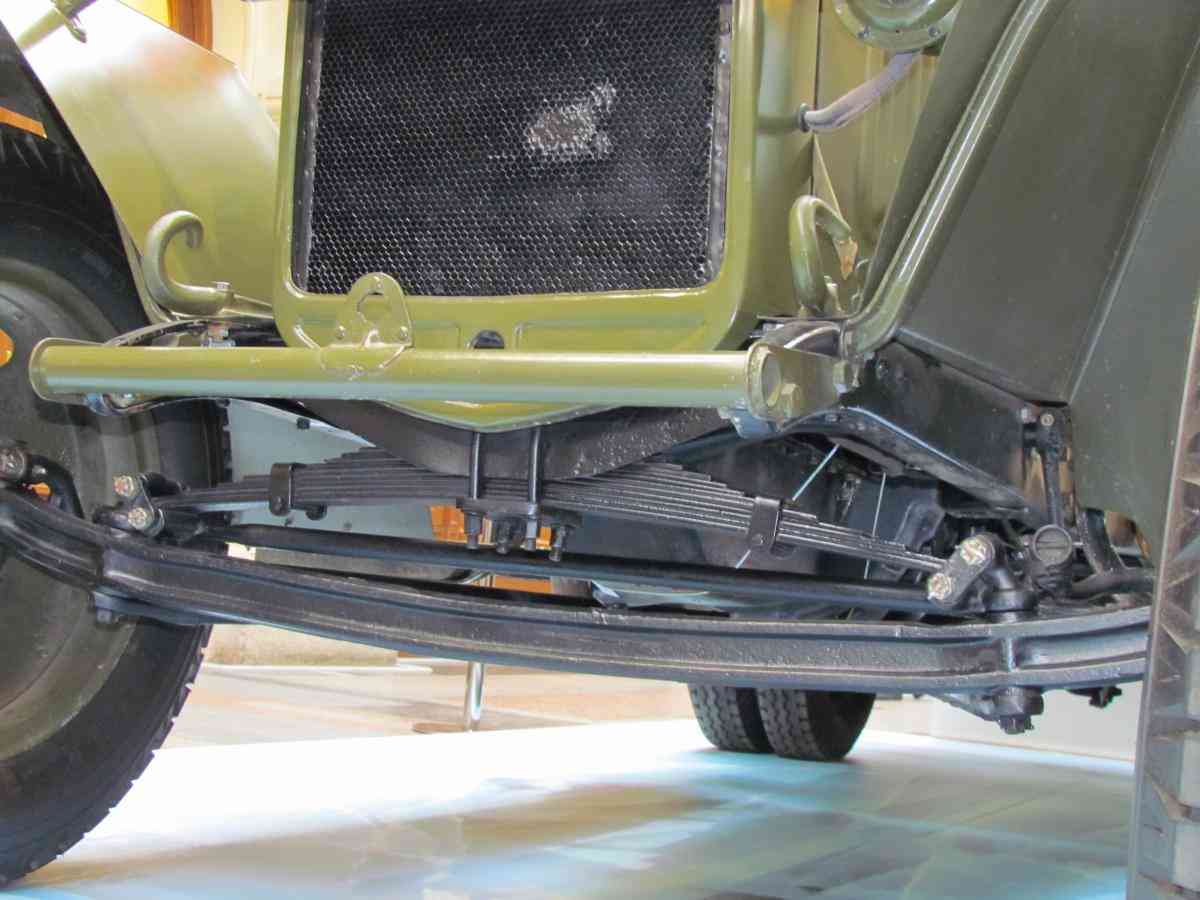В передней подвеске применялась поперечная рессора – одна на два управляемых колеса